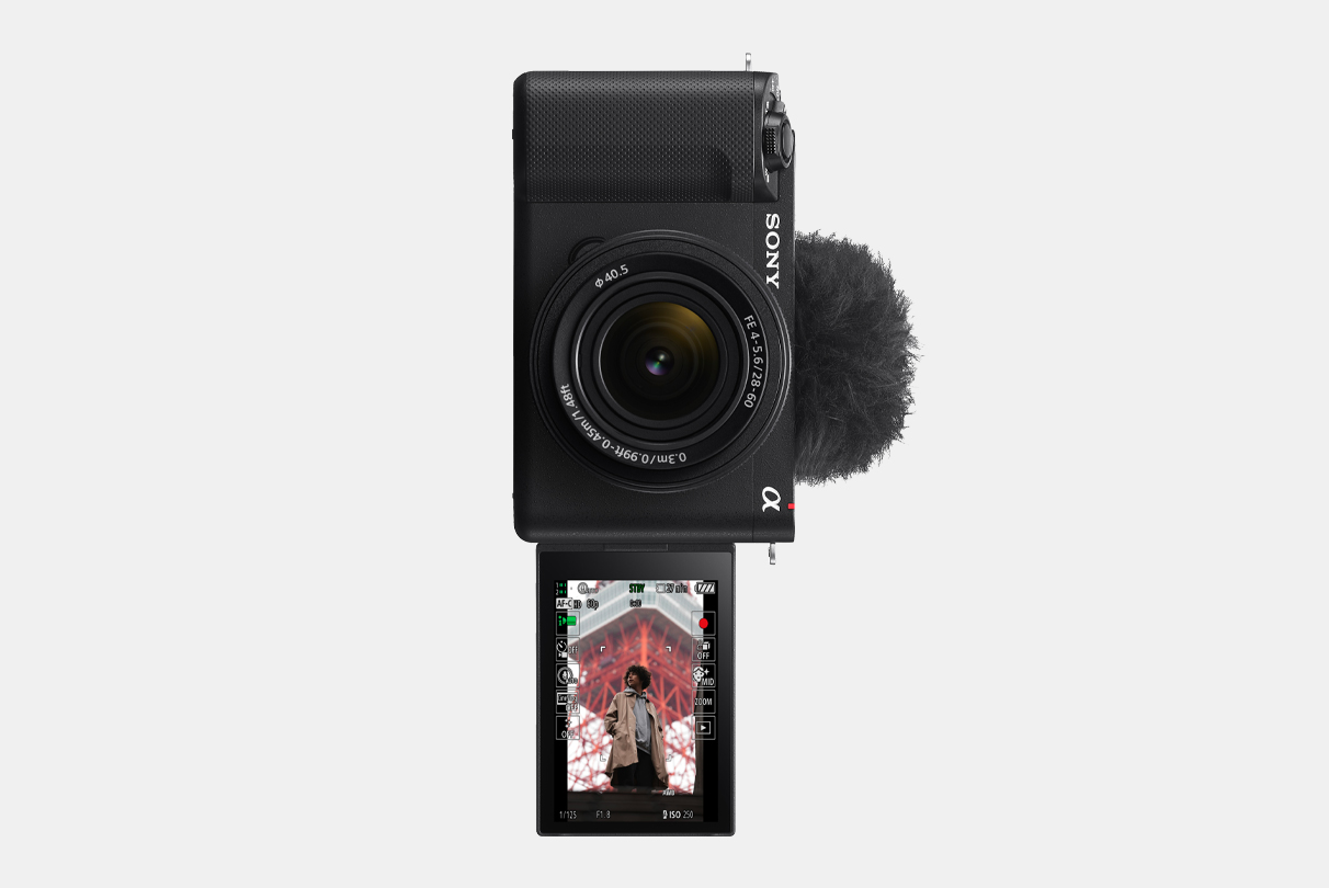 影像裡 ZV-E1 相機的 LCD 顯示幕翻轉到前面，直向資訊顯示幕裡顯示一名男子的影像