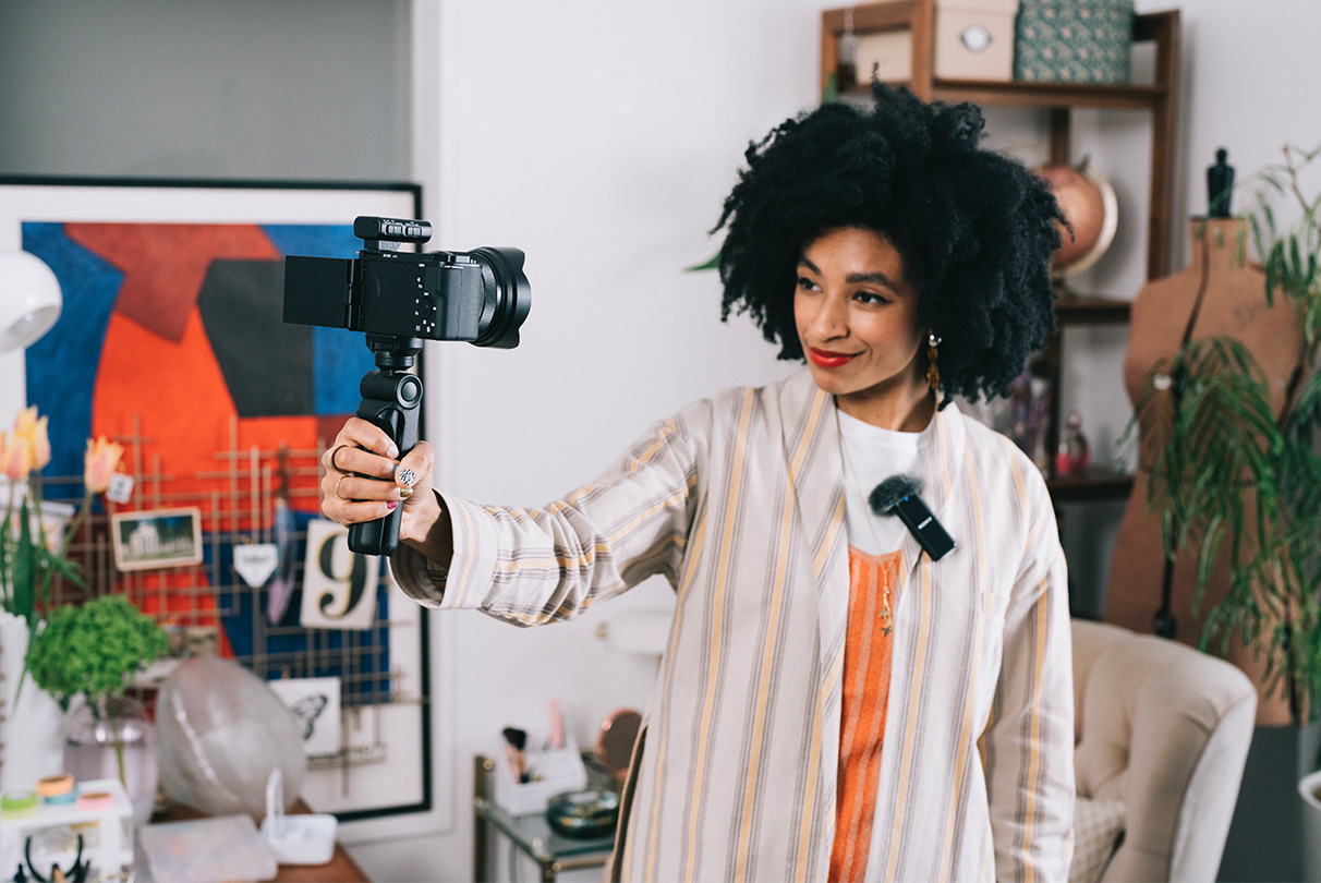 與傳統類比音訊傳輸不同，您永遠不必擔心連接線訊號干擾。只要您使用 MI 智慧型配件熱靴將 ZV-E10 與任何支援數位音訊介面的 Sony 麥克風配對，即可錄製清澈、低雜訊的全數位音訊。或者也可以透過相機的麥克風插孔連接您最愛的麥克風，取得音質更好的音訊。