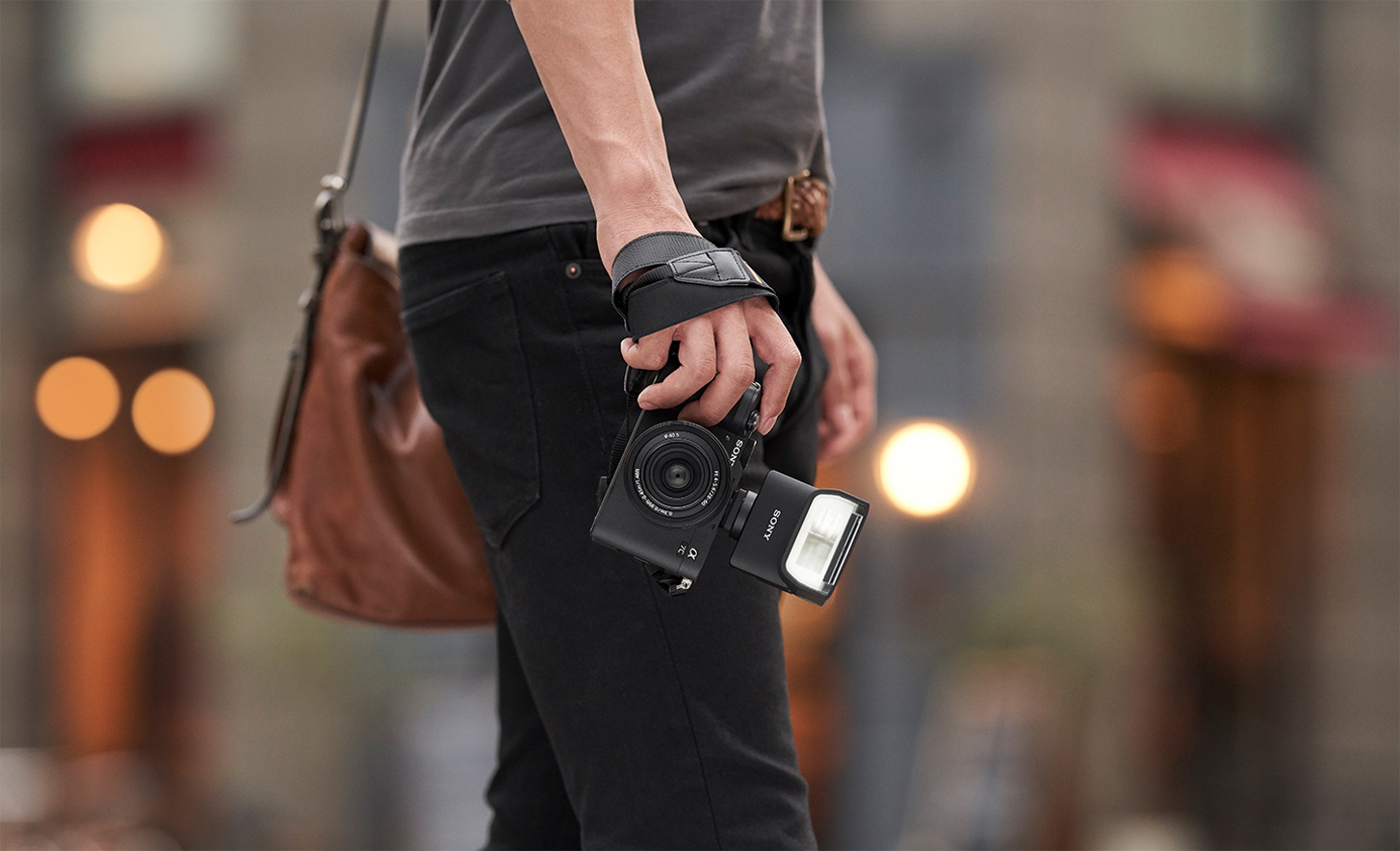 使用圖：人物拿著加裝閃光燈的相機