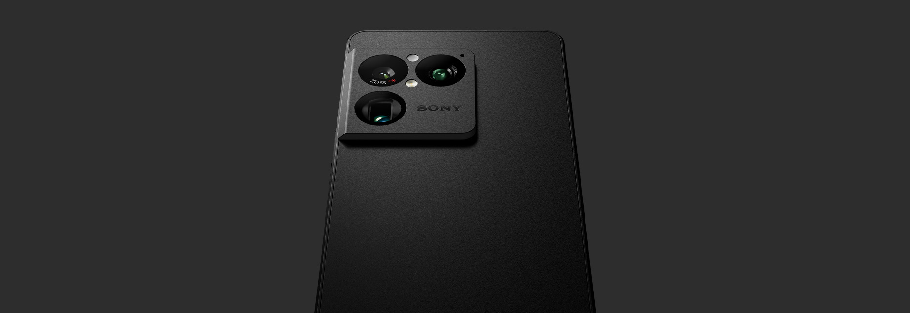 黑色手機後視圖，上面有 SONY 標誌，和三個相機鏡頭。
