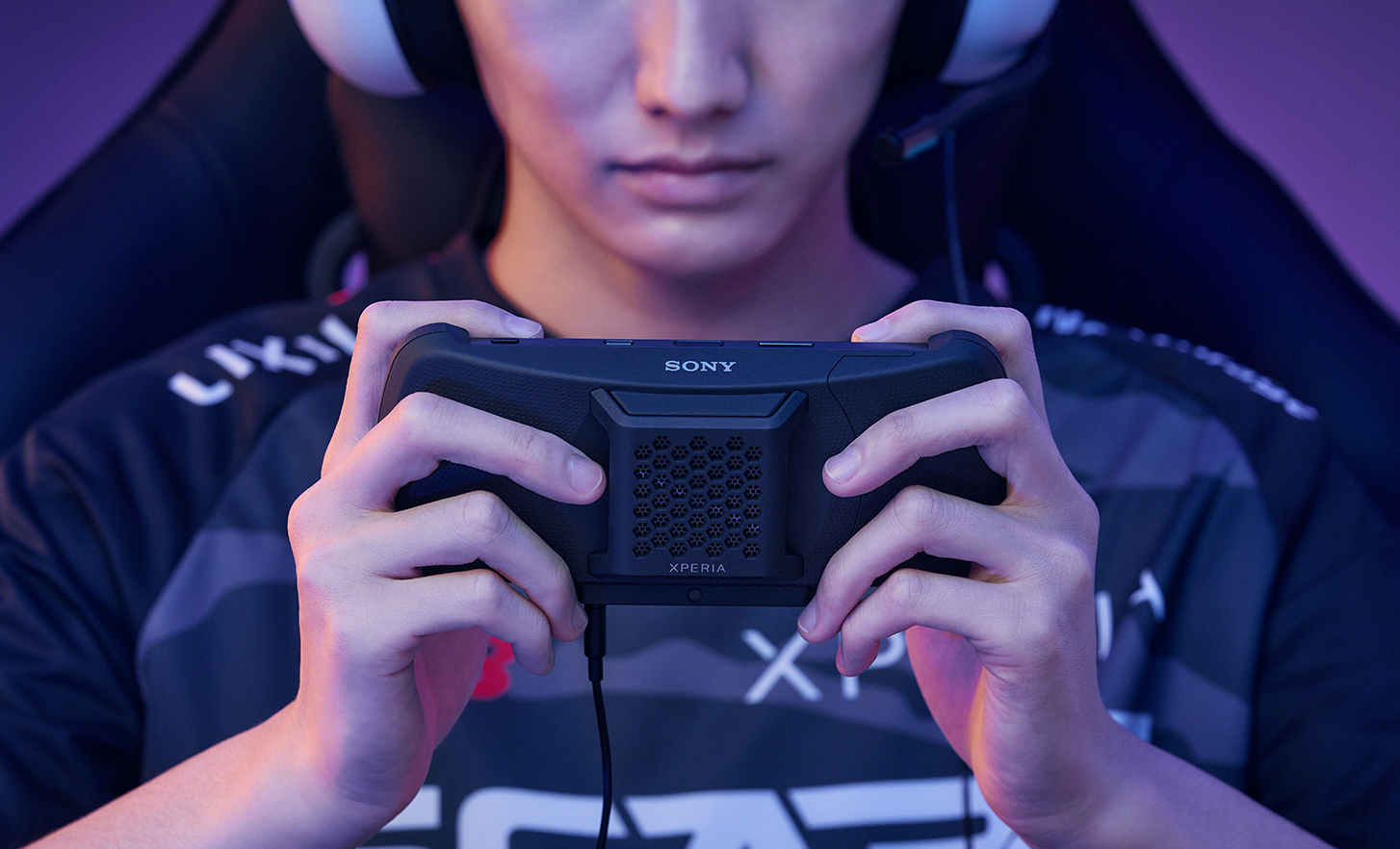 Rear view of Xperia 1 IV Gaming Edition in the hands of a pro gamer