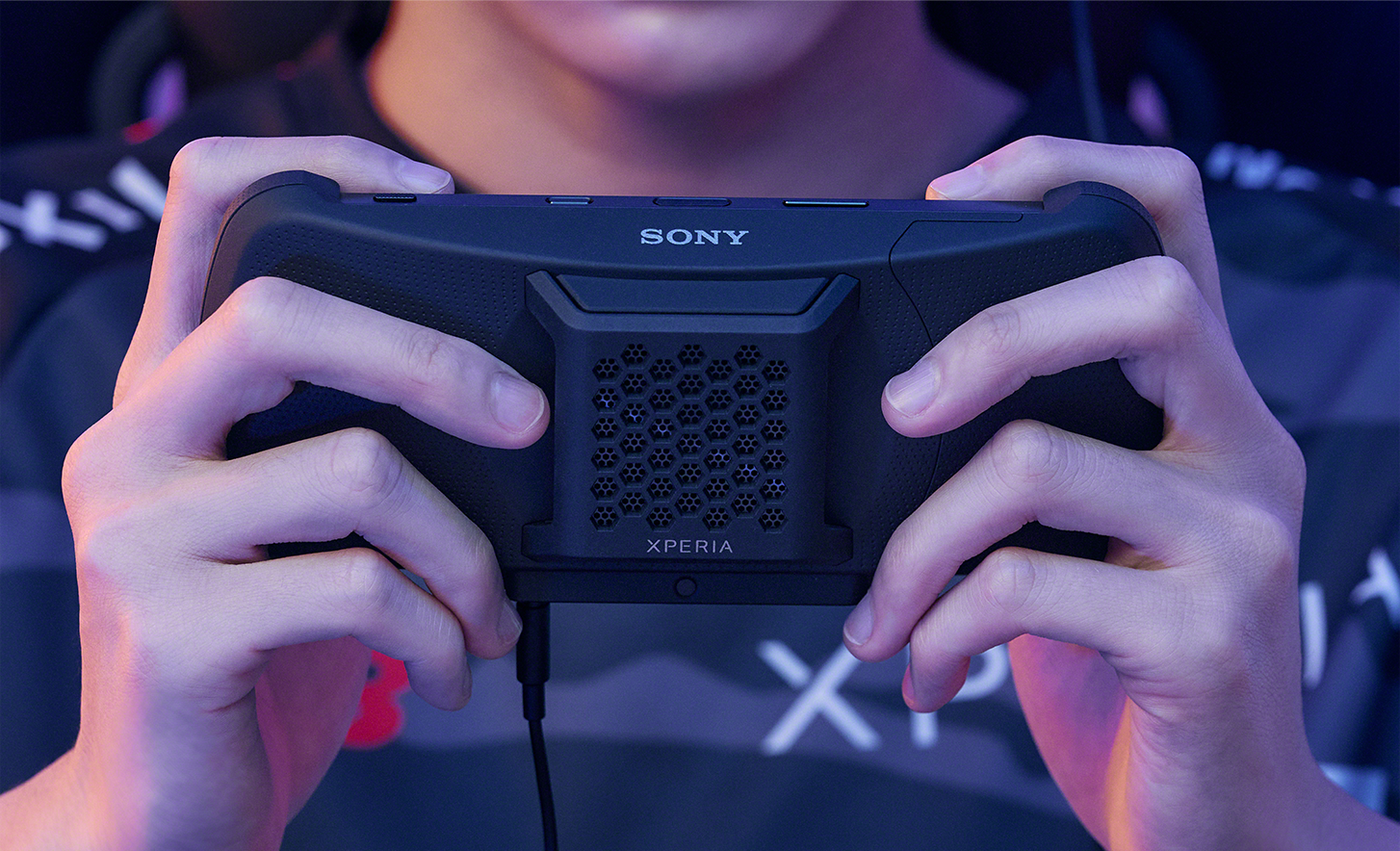 Rear view of Xperia 1 IV Gaming Edition in the hands of a pro gamer